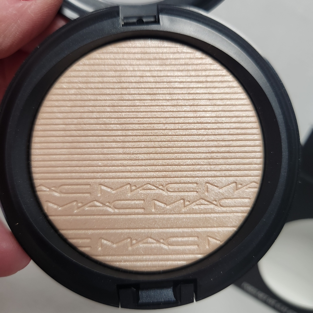 MAC Extra Dimension Skinfinish Highlightergleam powder new in box